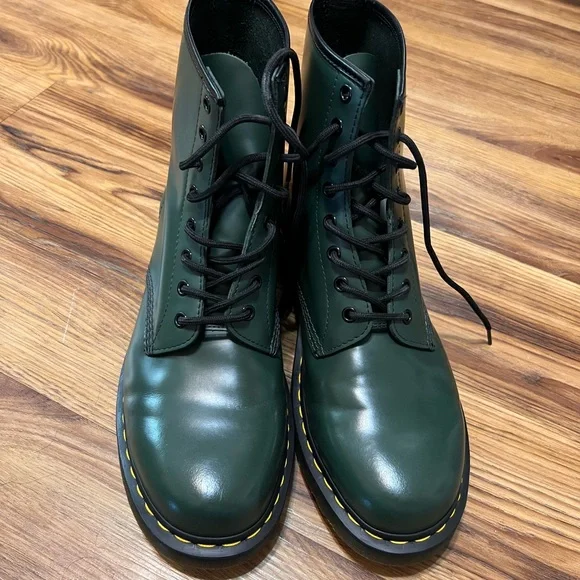 NWOB-Dr. Martens 1460 Smooth Leather Lace Up Boots Mens Green 11822207 Size 12 - Picture 1 of 7